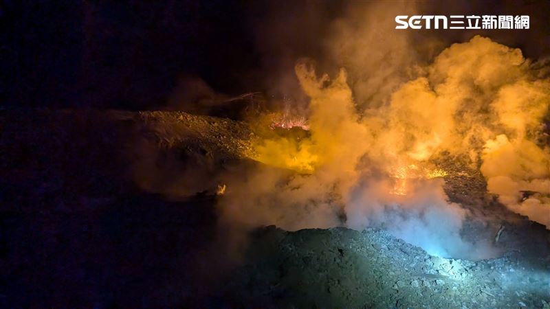 嘉義第18號公墓夜竄鬼火「一射水詭異爆炸」,3人救災燒燙傷緊急送醫。(圖/翻攝畫面)