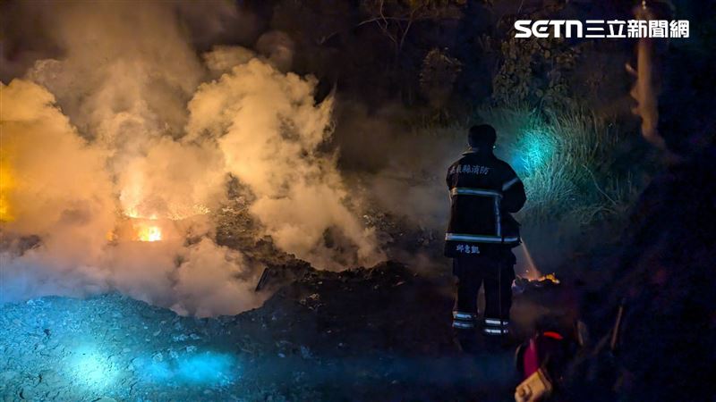 嘉義第18號公墓夜竄鬼火「一射水詭異爆炸」,3人救災燒燙傷緊急送醫。(圖/翻攝畫面)