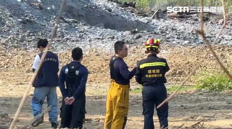 嘉義第18號公墓夜竄鬼火「一射水詭異爆炸」,3人救災燒燙傷緊急送醫。(圖/翻攝畫面)