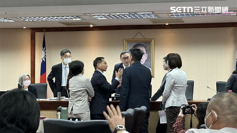 內政委員會李貞秀、陳清龍、陳昭姿提出聯合質詢遭綠委抗議。(圖/記者詹宜庭攝影)