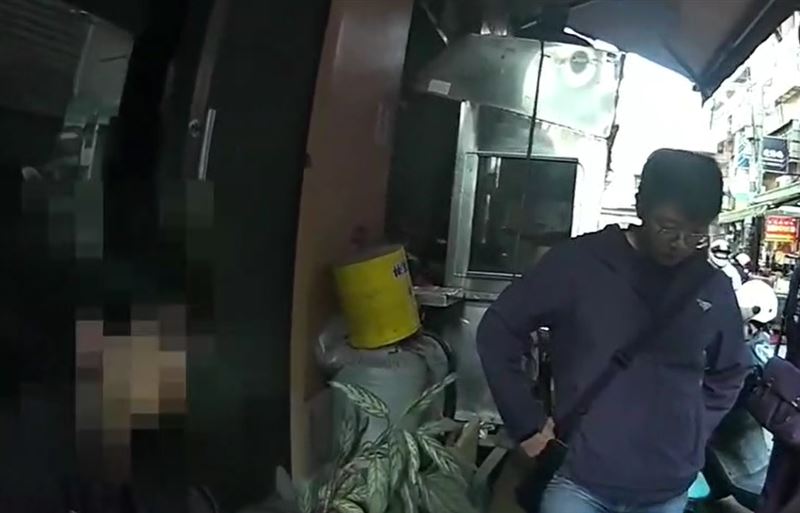 黃姓男子當街持刀恐嚇,遭熱心路人壓制並報警。(圖/翻攝畫面)