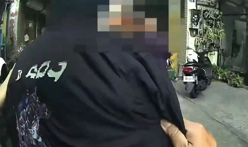 22歲黃姓男子在逢甲商圈巧遇仇家,竟掏出水果刀恐嚇,雙方爆發肢體衝突。(圖/翻攝畫面)