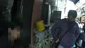 逢甲商圈，22歲男巧遇仇家，餐廳老闆，舊怨，掏水果刀恐嚇拉扯，路人制止(圖／翻攝畫面)