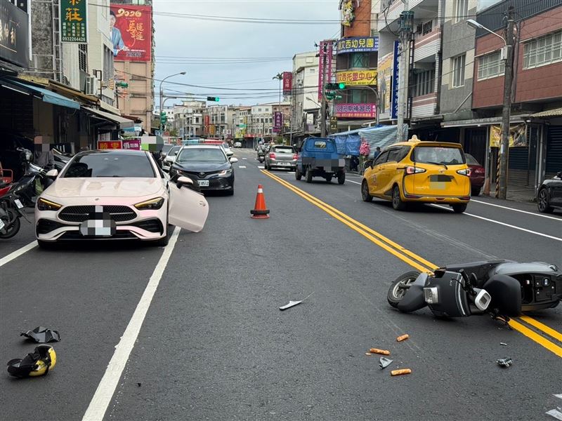警方到場處理事故。(圖/翻攝畫面)