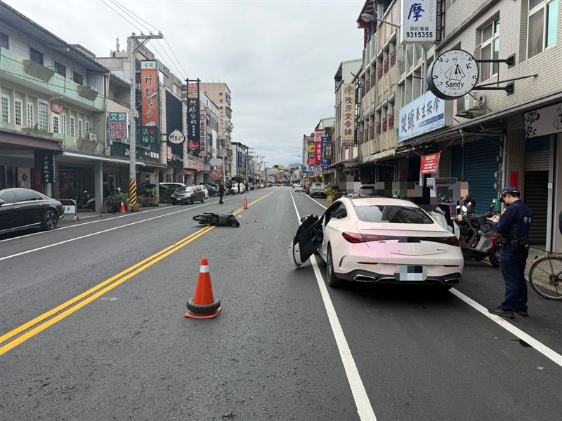 賓士車違停在慢車道上,駕駛打開車門時擊落一輛微型電動二輪車。(圖/翻攝畫面)
