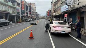 宜蘭市區昨天（22日）發生一起車禍事故，一輛賓士車違停在慢車道上，林姓駕駛因未注意後方有無來車，打開車門時擊落一輛微型電動二輪車，導致騎士受傷送醫。