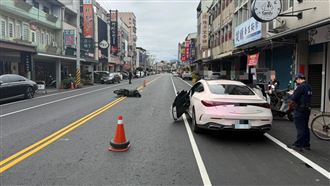 賓士駕駛違停突開車門　騎士慘遭擊落仆街