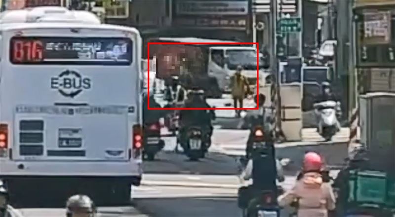 全家「4貼」騎車　猛撞貨車5歲兒骨折送醫