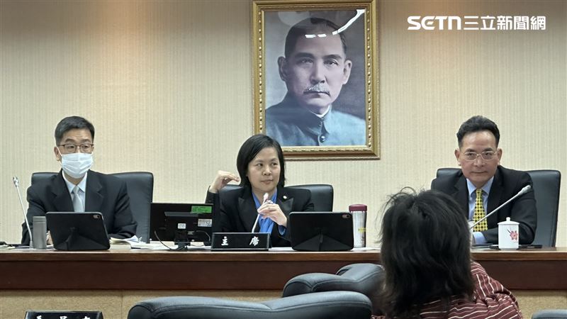 李貞秀坐主席台喊「我是代理主席」。（圖／記者詹宜庭攝影）