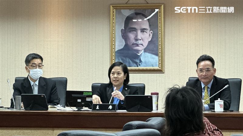 李貞秀竟坐主席台當代理召委！黃捷傻眼