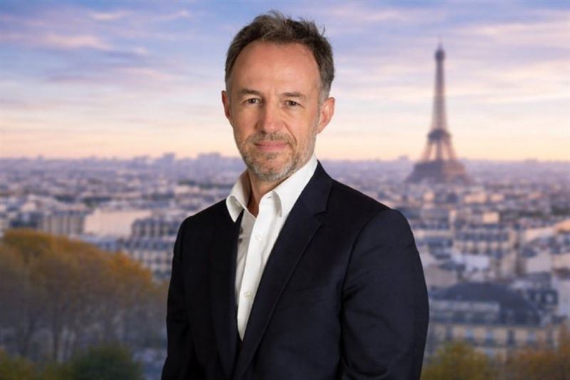 法國巴黎市長當選人葛瑞格華。社會黨人的他擊敗了右翼前部長達提，讓25年的左派執政得以延續。他競選中巧妙利用民眾厭惡川普的心理，將對手打成「川普同路人」。（圖／翻攝自X平台 @Emmanuel Gr&eacute;goire）