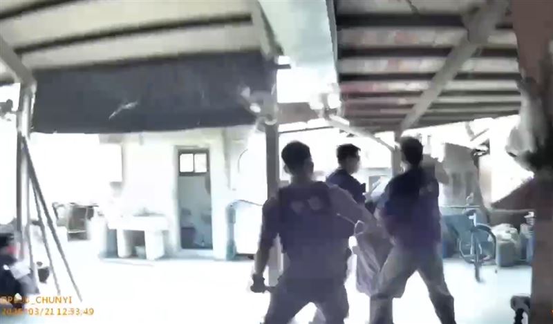 狡猾的吳嫌犯案後逃逸，警方上門時還試圖從後門逃竄，遭員警壓制逮捕。(圖／翻攝畫面)