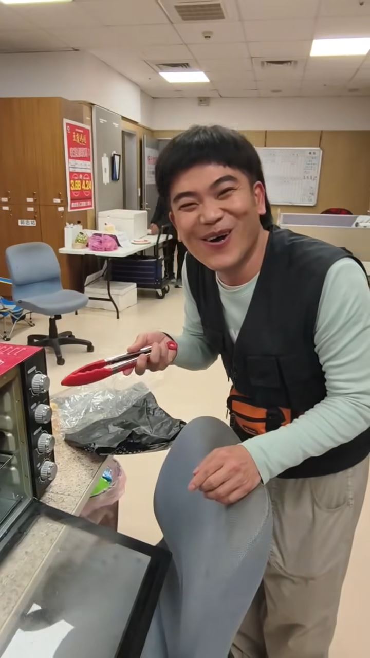 馬國弼分享在片場烤麵包的畫面。（圖／翻攝自馬國弼臉書）