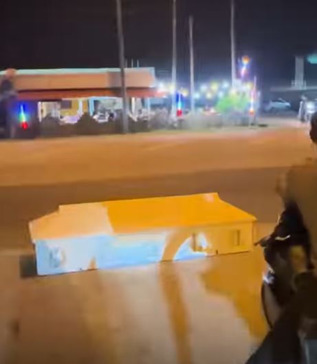 阿迪將一輛內部裝載著穆斯林專用靈柩的靈車，直接停靠在馬來西亞雪蘭莪州雙溪毛糯（Sungai Buloh）的街頭。（圖／翻攝自IG）