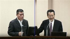 黃仁質疑空白授權被打臉後，竟開口要機密專報的報告，讓顧立雄無奈說，「這屬於機密…」（圖／翻攝畫面）