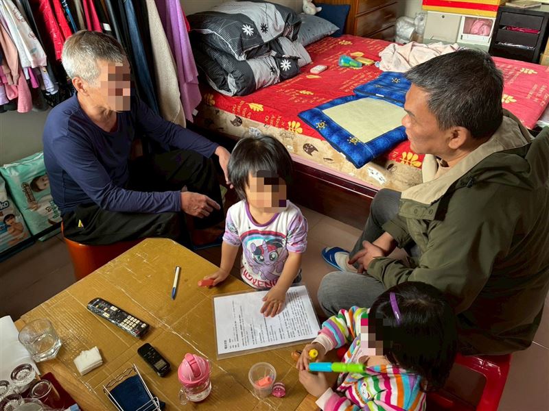 最心痛的守護!新北的超級阿公阿燦伯忍病養孫。要爭取2外孫女監護權。悲傷堅強說:我絕對不能讓她們回到有毒人生(女童父母染毒)。(圖/翻攝自《愛的延續公益協會》臉書)