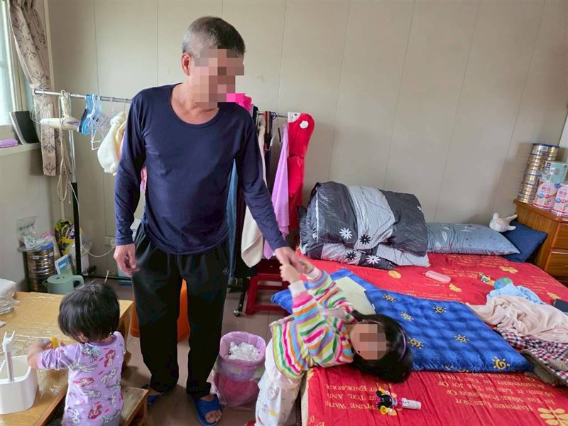 最心痛的守護!新北的超級阿公阿燦伯忍病養孫。要爭取2外孫女監護權。悲傷堅強說:我絕對不能讓她們回到有毒人生(女童父母染毒)。(圖/翻攝自《愛的延續公益協會》臉書)