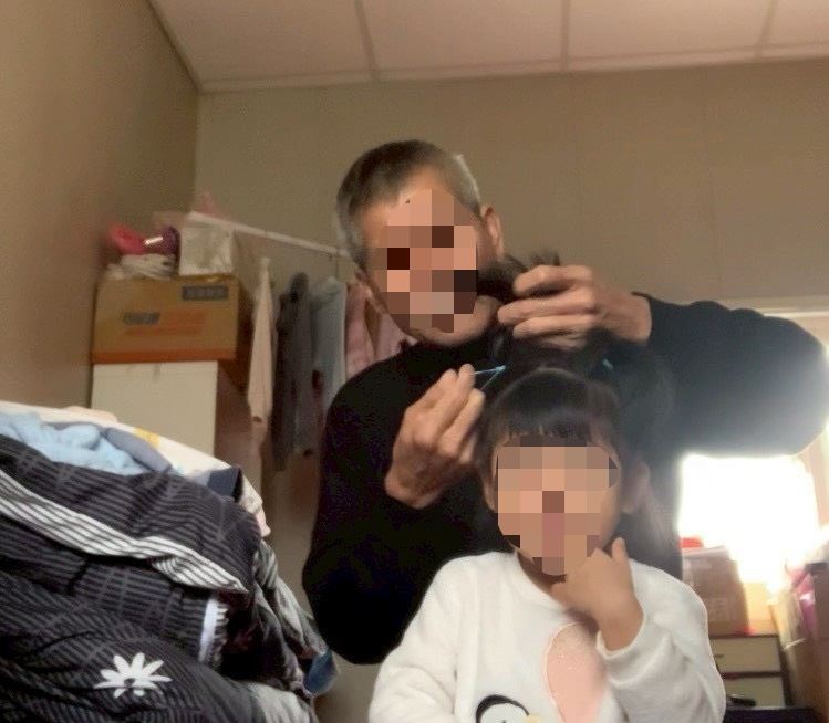 最心痛的守護!新北的超級阿公阿燦伯忍病養孫。要爭取2外孫女監護權。悲傷堅強說:我絕對不能讓她們回到有毒人生(女童父母染毒)。(圖/翻攝自《愛的延續公益協會》臉書)