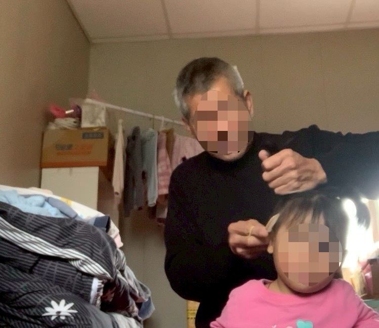 最心痛的守護!新北的超級阿公阿燦伯忍病養孫。要爭取2外孫女監護權。悲傷堅強說:我絕對不能讓她們回到有毒人生(女童父母染毒)。(圖/翻攝自《愛的延續公益協會》臉書)