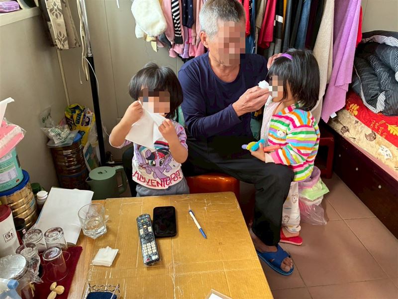 最心痛的守護!新北的超級阿公阿燦伯忍病養孫。要爭取2外孫女監護權。悲傷堅強說:我絕對不能讓她們回到有毒人生(女童父母染毒)。(圖/翻攝自《愛的延續公益協會》臉書)