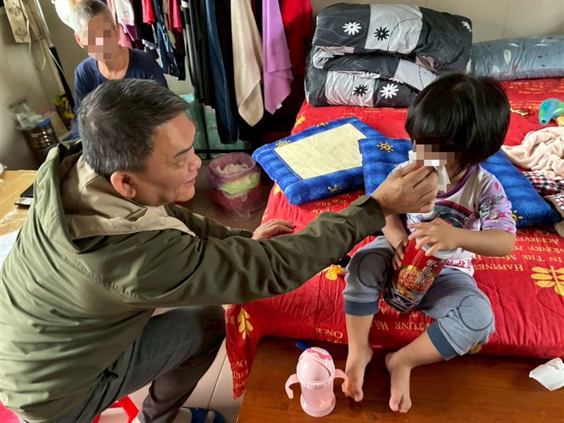 最心痛的守護!新北的超級阿公阿燦伯忍病養孫。要爭取2外孫女監護權。悲傷堅強說:我絕對不能讓她們回到有毒人生(女童父母染毒)。(圖/翻攝自《愛的延續公益協會》臉書)