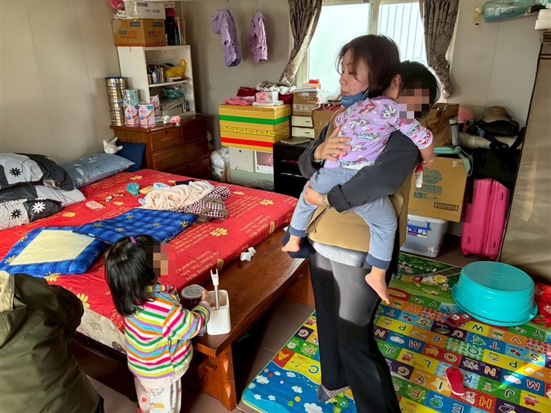 最心痛的守護!新北的超級阿公阿燦伯忍病養孫。要爭取2外孫女監護權。悲傷堅強說:我絕對不能讓她們回到有毒人生(女童父母染毒)。(圖/翻攝自《愛的延續公益協會》臉書)