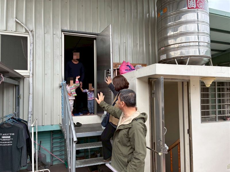 最心痛的守護!新北的超級阿公阿燦伯忍病養孫。要爭取2外孫女監護權。悲傷堅強說:我絕對不能讓她們回到有毒人生(女童父母染毒)。(圖/翻攝自《愛的延續公益協會》臉書)