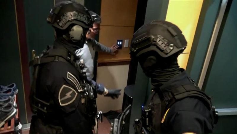 警方執行拘提、攻堅。（圖／翻攝畫面）