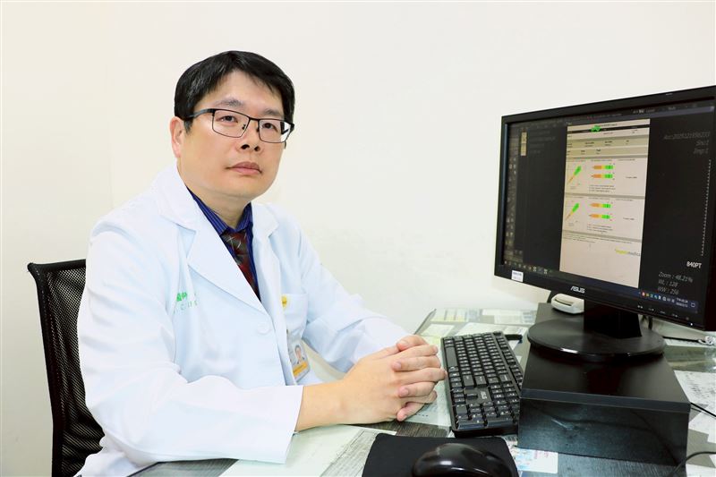 聯新國際醫院新陳代謝科主治醫師黎裕昌表示,血糖偏高不可輕忽,即使無家族史或不胖,胰島素阻抗仍可能導致第2型糖尿病或前期,應及早檢測控制。(圖/聯新國際醫院提供)