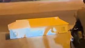 阿迪將一輛內部裝載著穆斯林專用靈柩的靈車，直接停靠在馬來西亞雪蘭莪州雙溪毛糯（Sungai Buloh）的街頭。（圖／翻攝自IG）