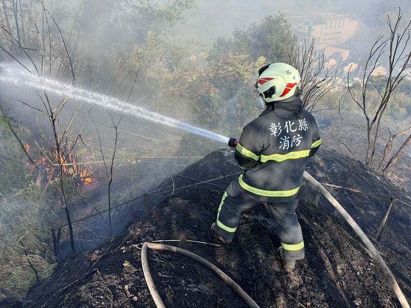 天乾物燥火勢迅速延燒，消防員射水灌救10小時才終於將火勢全部撲滅。（圖／翻攝畫面）