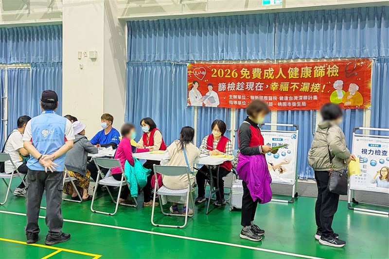 聯新國際醫院於平興國小舉辦社區健檢,提供十項免費篩檢,吸引近400人參加。(圖/聯新國際醫院提供)