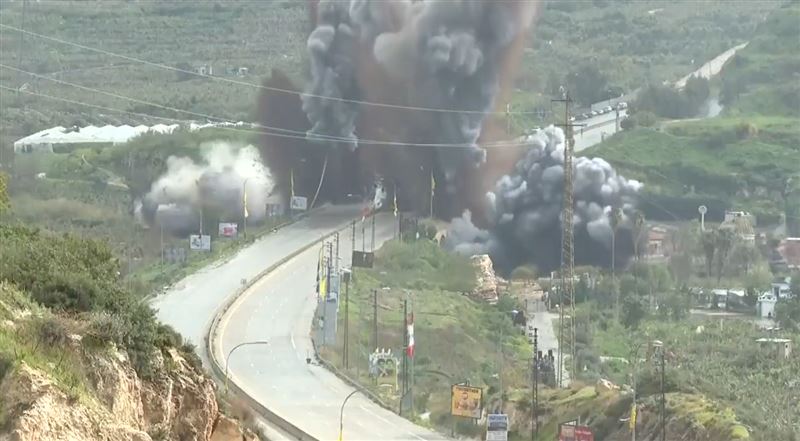 以軍炸毀黎巴嫩的關鍵「卡斯米耶橋」,引發巨大煙塵漫天。(圖/翻攝自X平台 @TruthTrumpPost)