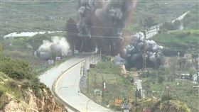 以軍炸毀黎巴嫩的關鍵「卡斯米耶橋」，引發巨大煙塵漫天。（圖／翻攝自X平台 @TruthTrumpPost）