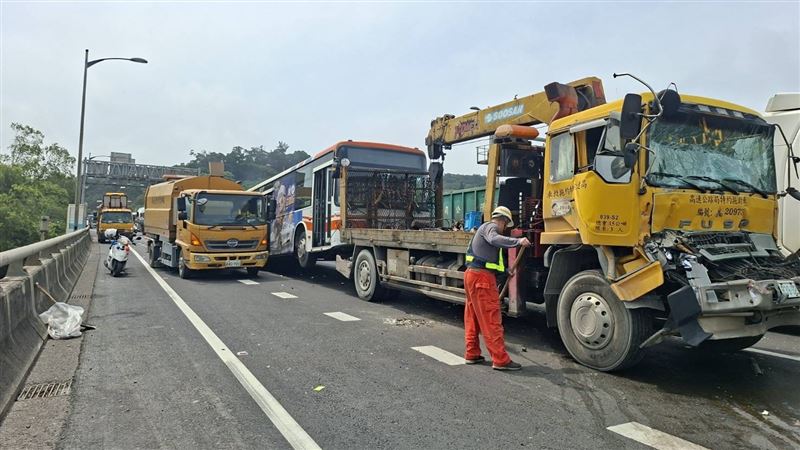 台64連環撞！砂石車撞BMW再遭拖吊車追撞