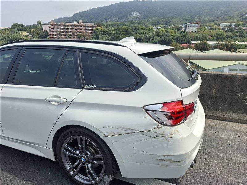 被撞的BMW。（圖／翻攝畫面）