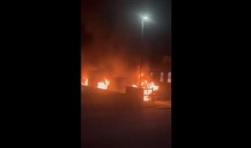 猶太志願組織的救護車遭放火燃燒，火光照亮夜空。（圖／翻攝自X平台 @Awesome_Jew_）