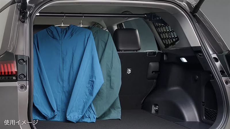 行李多面板桿安裝在 RAV4 後側窗位置，能防止濕衣物弄濕行李或座椅。（圖／TOYOTA提供）