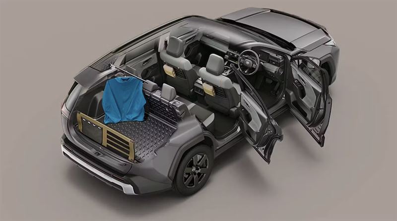 行李多面板桿安裝在 RAV4 後側窗位置，後車箱秒變行動衣櫃。（圖／TOYOTA提供）