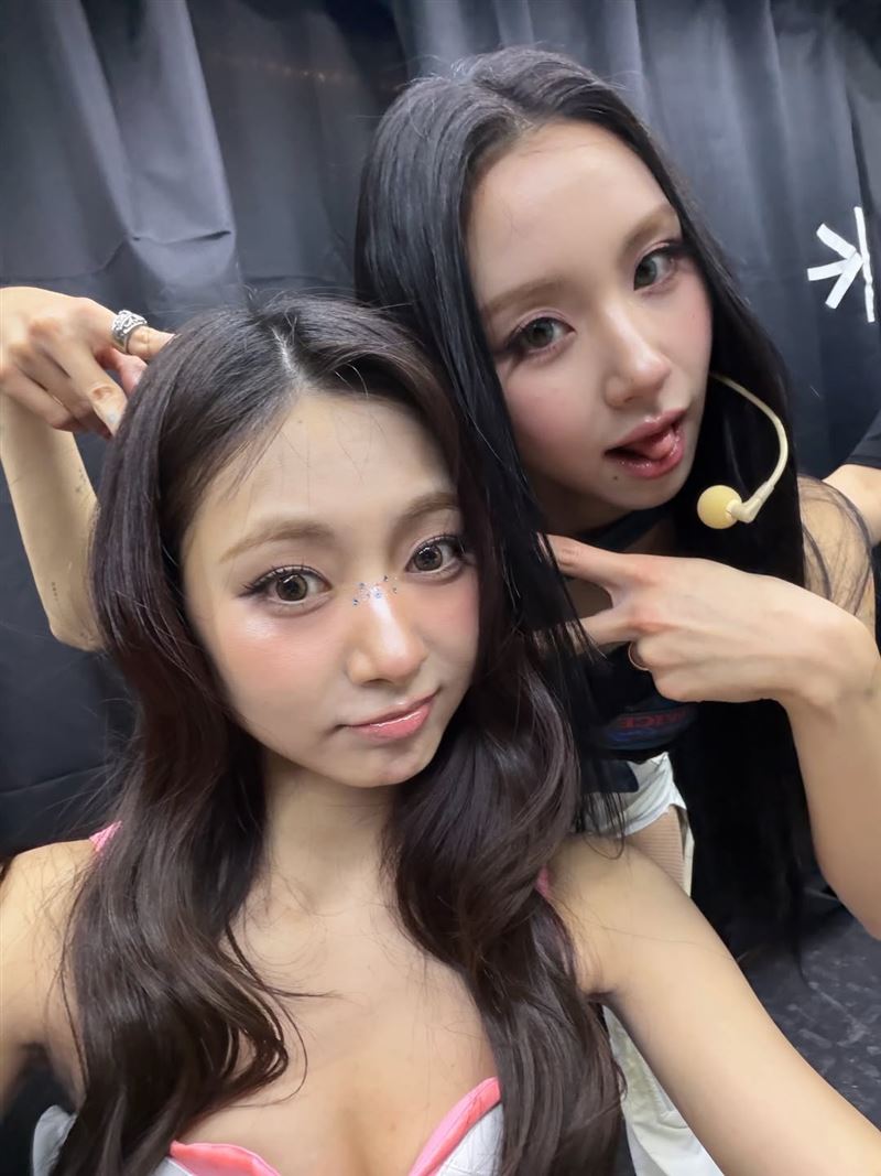 周子瑜與彩瑛同框的自拍合照。（圖／IG@thinkaboutzu）