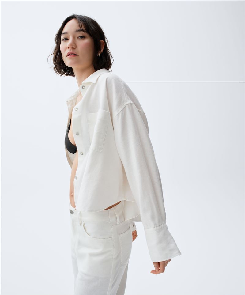 Gap 2026春季設計以柔和春日色調為主軸，結合輕盈透氣的亞麻材質與經典簡約輪廓，回歸乾淨俐落的日常穿搭風格。（圖／品牌業者提供）