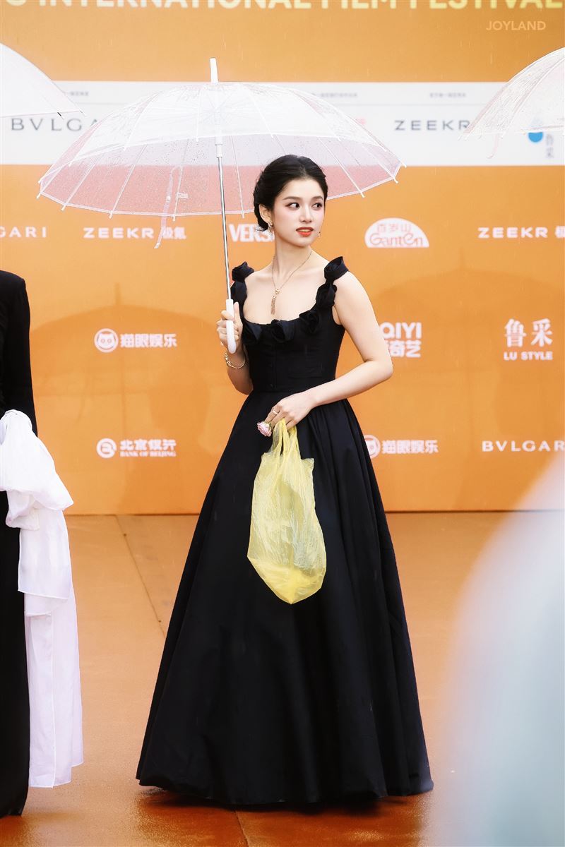 張婧儀拎的「黃色塑膠袋」,根本不是名牌包。(圖/翻攝自JOYLAND·張婧儀微博)