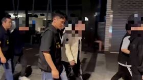 台北市第二殯儀館旁的禮儀公司22日遭多名黑衣人砸店，竹聯幫和堂顏姓成員等8人昨晚被拘提到案。（圖／翻攝畫面）