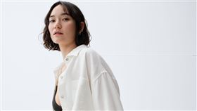 Gap 2026春季設計以柔和春日色調為主軸，結合輕盈透氣的亞麻材質與經典簡約輪廓，回歸乾淨俐落的日常穿搭風格。（圖／品牌業者提供）