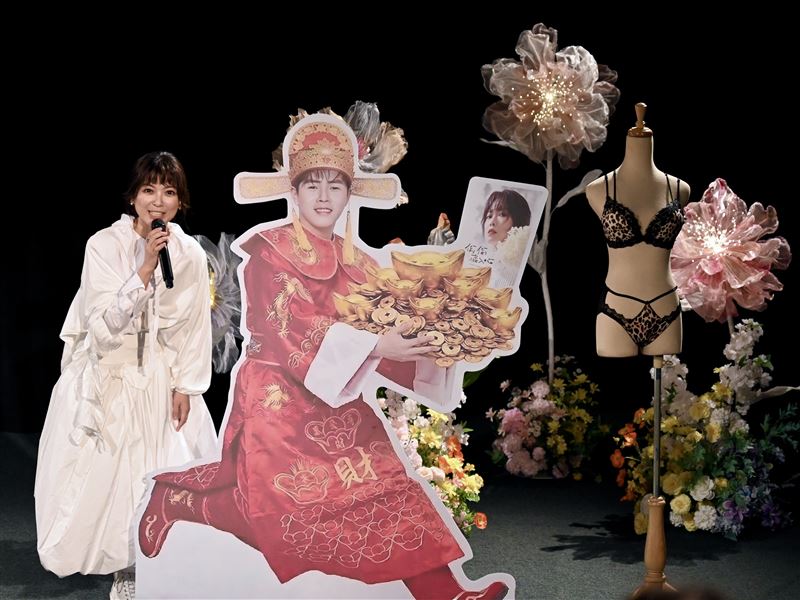 陳孟賢出手送翁鈺鈞性感內衣,笑翻全場。(圖/三立電視藝能中心提供)