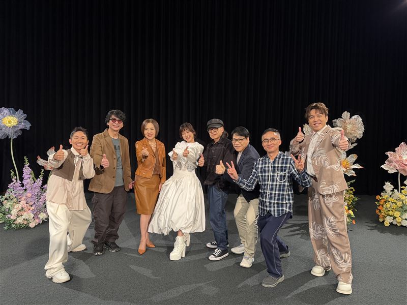 翁鈺鈞(中)新歌發表會,蔡昌憲(左起)、荒山亮、于美人、流氓阿德、伍浩哲、許常德、許志豪皆出席力挺。(圖/三立電視藝能中心提供)