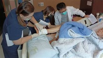 遭3惡犬瘋咬險死！76歲嬤悲慘身世曝光