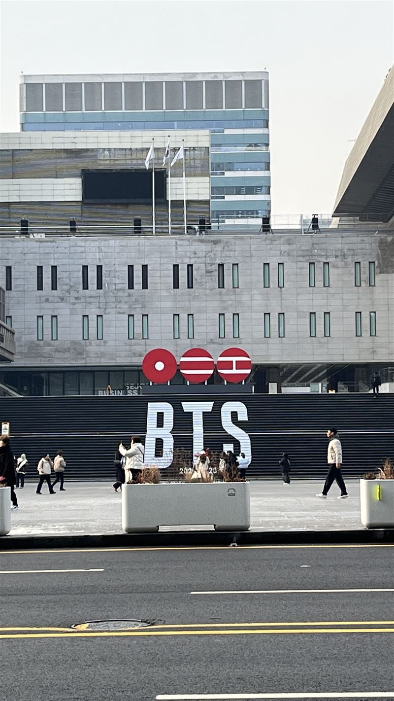 BTS近期在首爾光化門舉辦大型戶外演出，出現「是否動員過多資源」與「影響市民生活」等質疑聲浪。（圖／記者林品妤攝影）