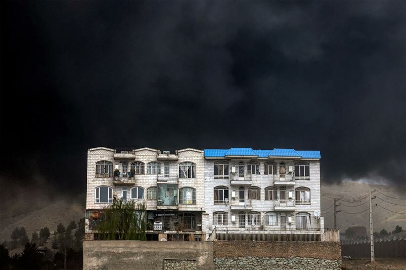 以軍空襲石油設施引發大火濃煙,所形成的有毒黑雲壟罩德黑蘭上空。(圖/翻攝自X平台 @clashreport)