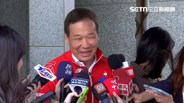 對於被李貞秀罵狗，鍾小平開玩笑說，台北市議長戴錫欽是大家長，趕快帶他去植入晶片，不然要被罰錢（圖／翻攝畫面）